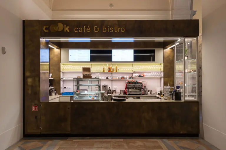 Ein Café- und Bistrobereich mit dem Namen