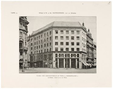 Das Bild zeigt ein historisches Gebäude mit einer rechteckigen Form und mehreren Fenstern, das an einer Straßenecke steht. Die Fassade ist schlicht gehalten, und es gibt Eingänge im Erdgeschoss. Auf der Seite ist ein Hinweis auf den Architekten.