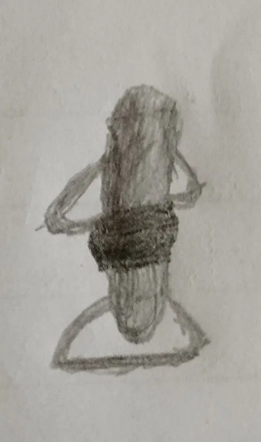 Eine skizzierte Figur sitzt auf einem Stuhl und schaut nach vorne. Sie hat einen einfachen Körper, der aus einem kurzen, dicken Stück besteht, und ist mit einem Band in der Mitte umwickelt. Die Darstellung ist schlicht und in Grautönen gehalten.