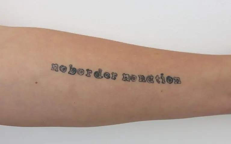Ein Unterarm mit einem Tattoo, das die Worte