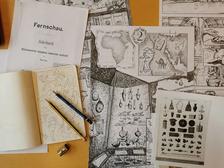 Auf einem Tisch liegen verschiedene Blätter mit Zeichnungen und Karten, darunter eine alte Publikation mit dem Titel 