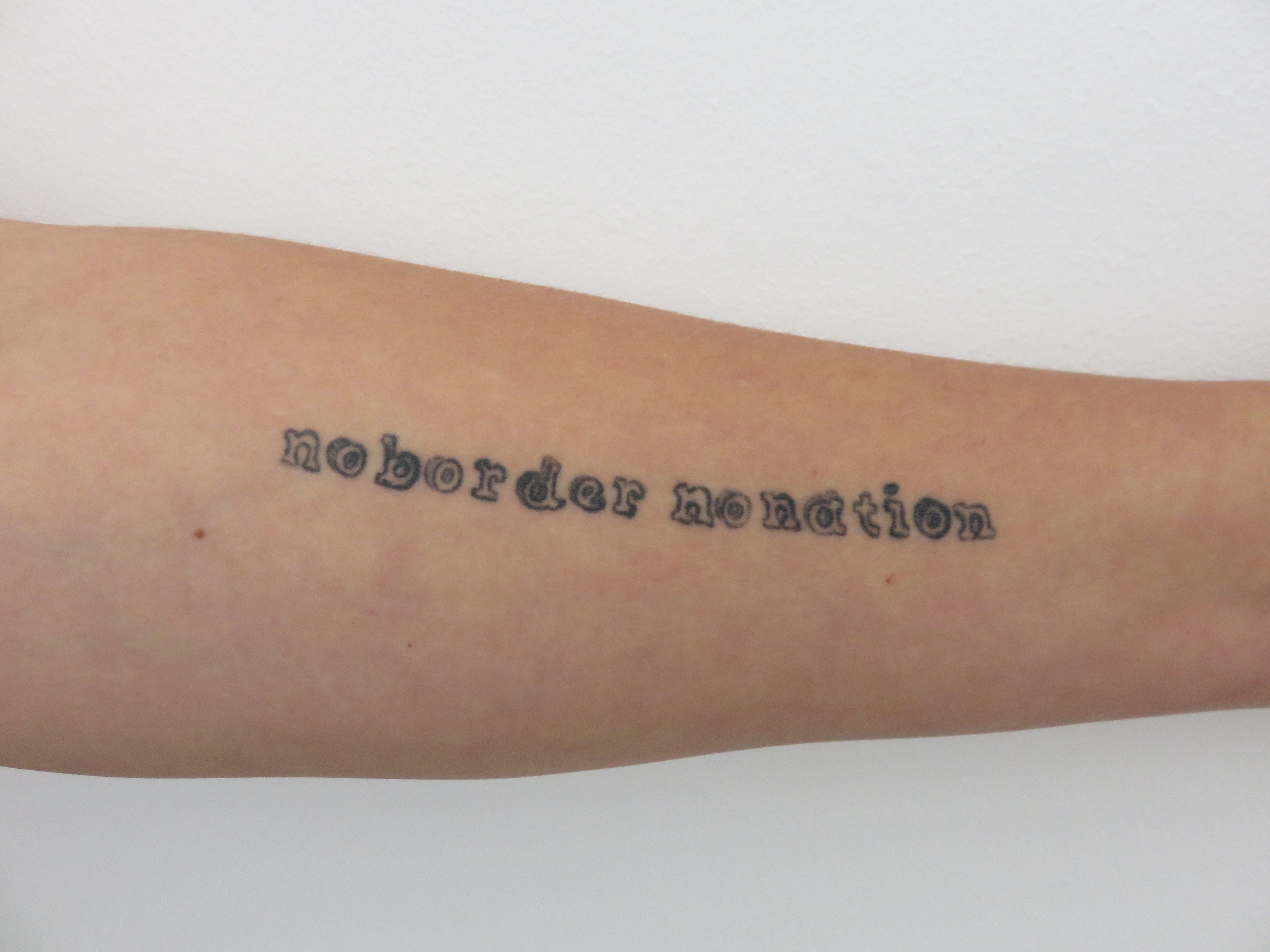 Tattoo „noboardernonation“ von Nicole Weltmuseum Wien