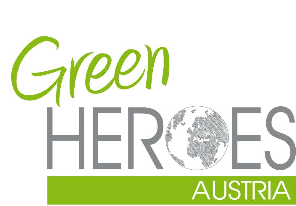 Logo von Green Heroes Austria. Der Text „Green“ in grüner Schrift, das Wort „HEROES“ in grauer Schrift, und darunter „AUSTRIA“ in grüner Schrift auf einem grauen Hintergrund. Eine stilisierte Weltkugel ist zwischen „HEROES“ und „AUSTRIA“ abgebildet.