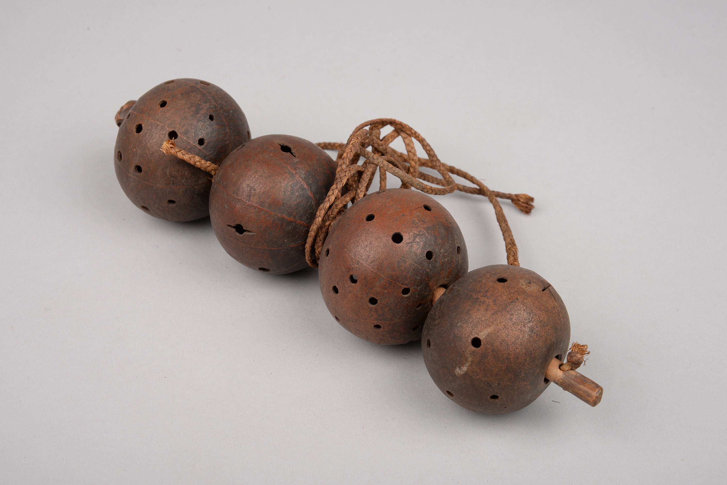 Rassel (Instrument) - Online Sammlung - Weltmuseum Wien