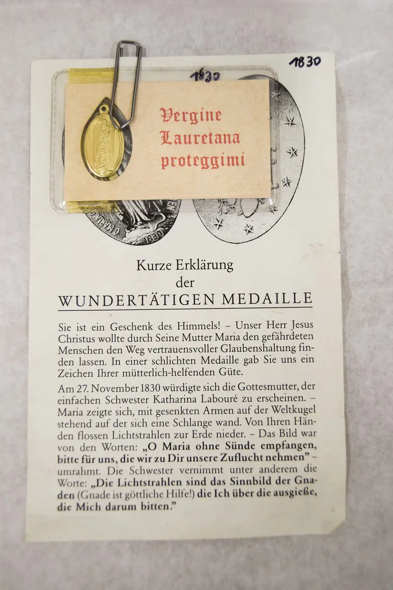 Ovale Medaille mit Marienbildnis