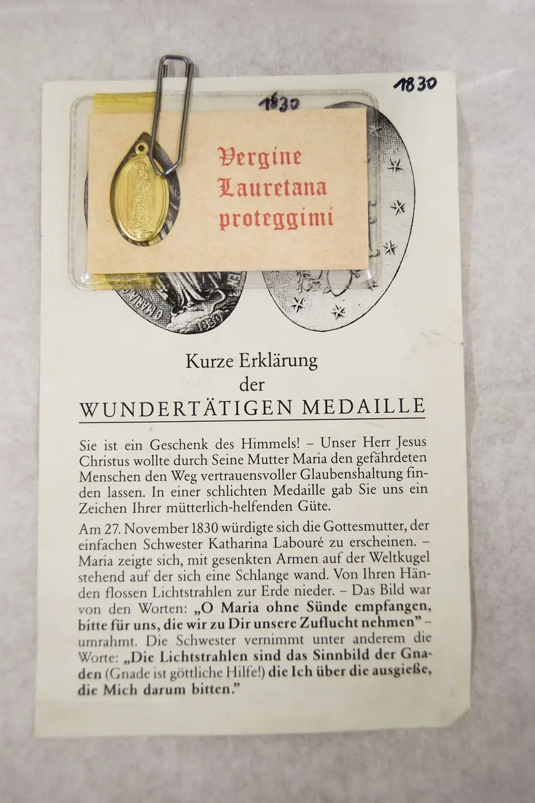 Ovale Medaille mit Marienbildnis
