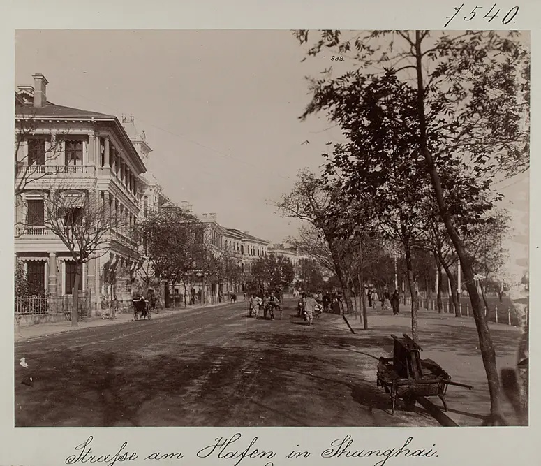Shanghai: Straße am Hafen