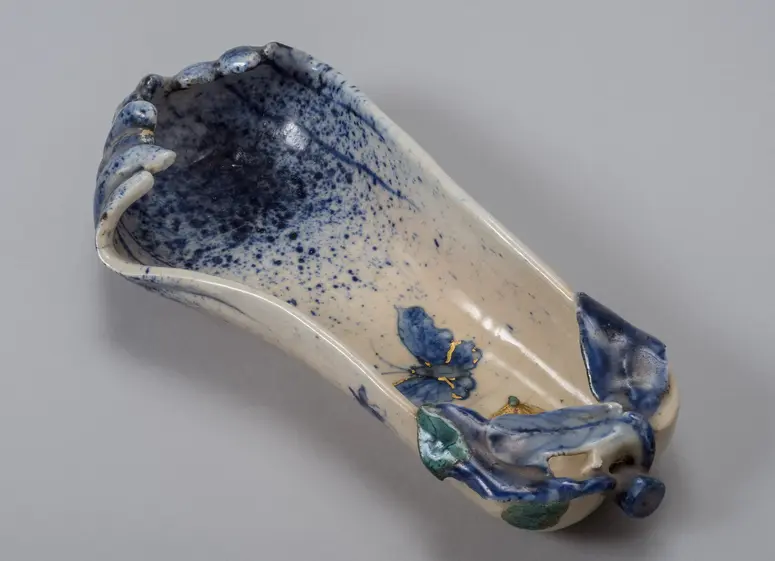 Schale in Form der Zitrusfrucht „Buddhas Hand“.