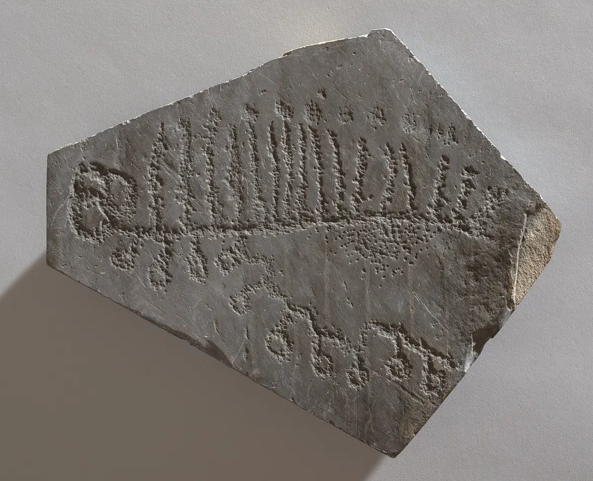 Felsgravierng: Schürze