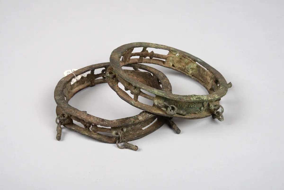 Zwei Armbänder