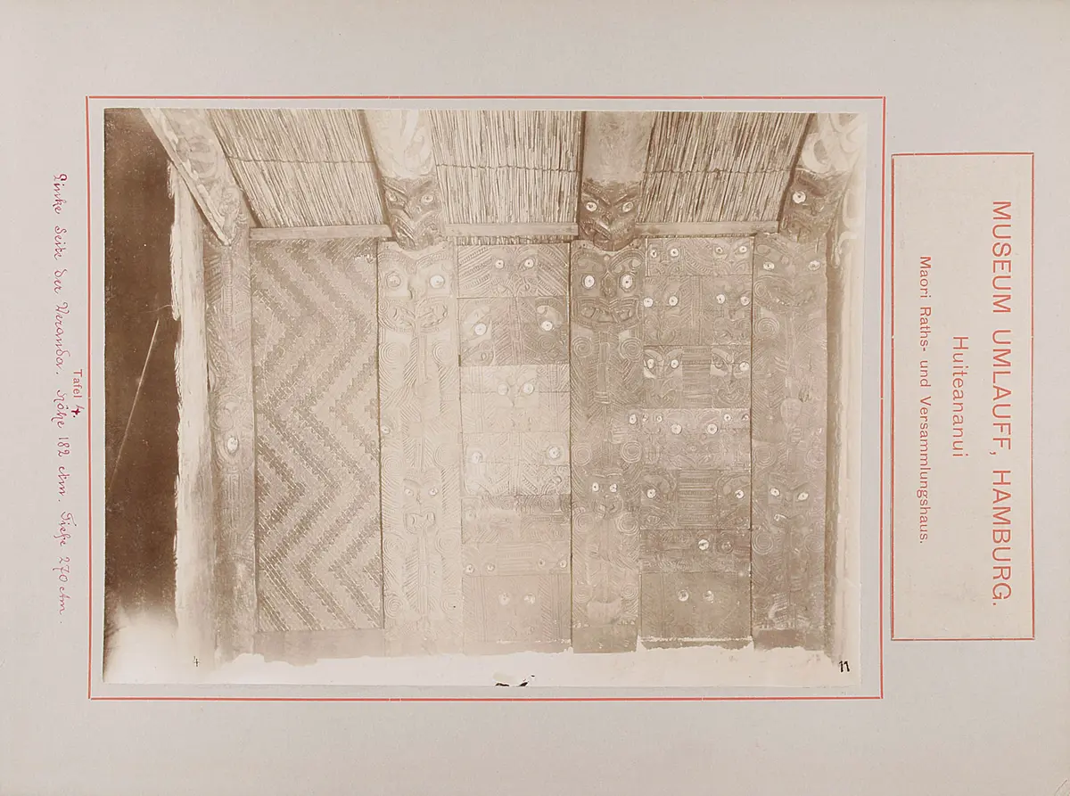 Museum Umlauff, Hamburg. Huiteananui, Maori Raths- und Versammlungshaus: Tafel 4. Linke Seite der Veranda, Höhe 182 cm, Tiefe 270 cm