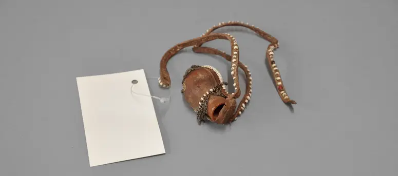 Horngefäß an Kette