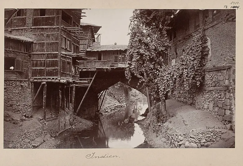 Holz u. Steinhäuser, überdachte Brücke