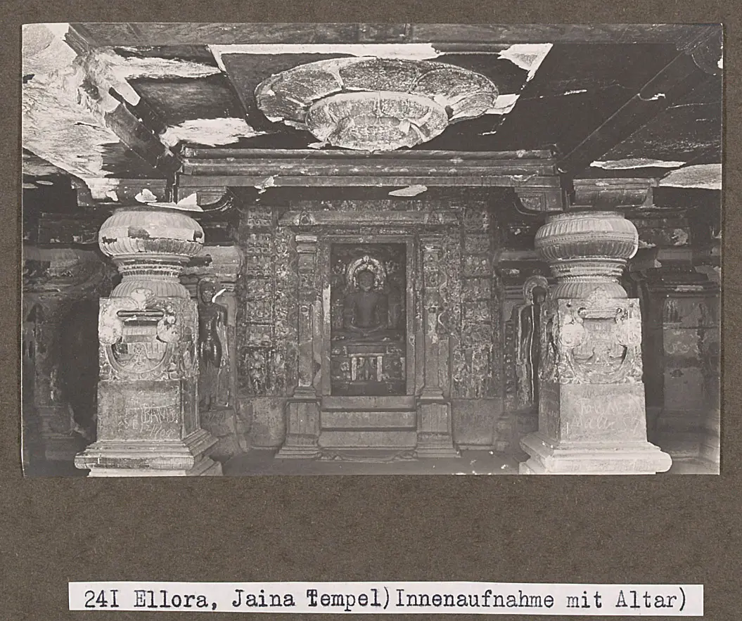 241 Ellora, Jaina Tempel (Innenaufnahme mit Altar)