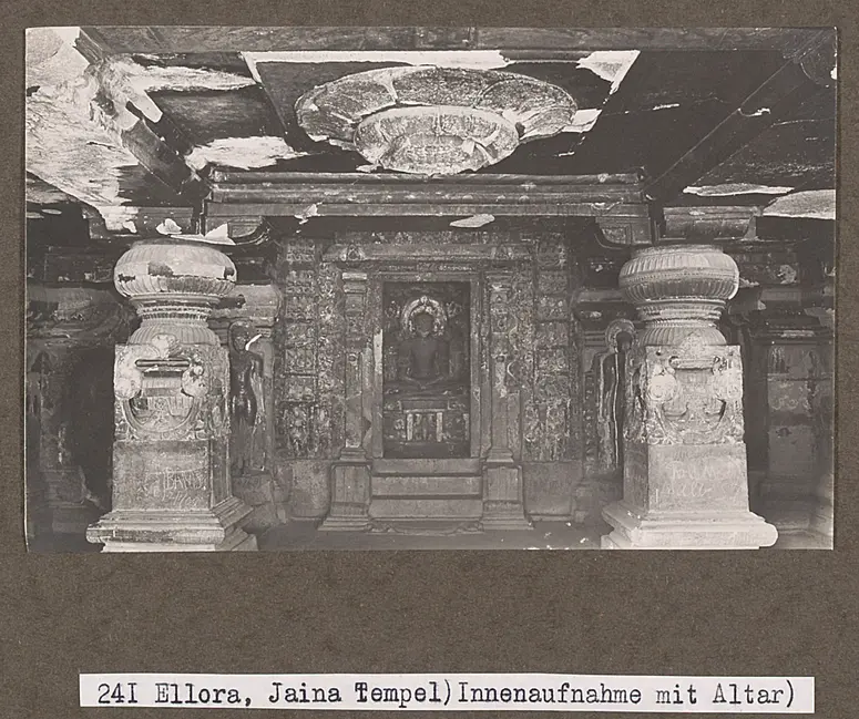 241 Ellora, Jaina Tempel (Innenaufnahme mit Altar)