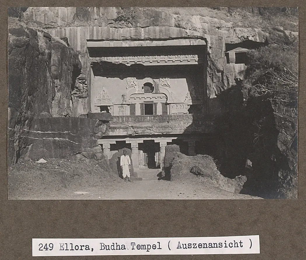 249 Ellora, Buddha Tempel (Außenansicht)