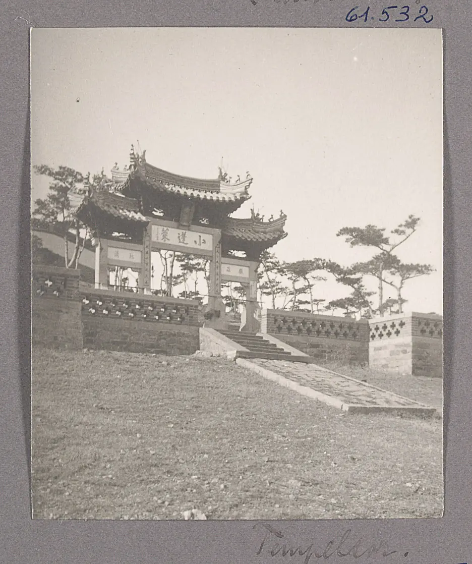 Zhifu 芝罘. Tempeltor