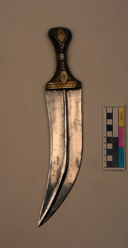 Krummdolch mit Mittelgrat und Horngriff