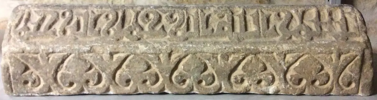Grabsteinfragment mit Kufinschrift
