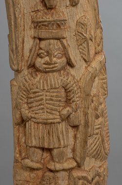 Elfenbeinzahn mit Reliefschnitzerei