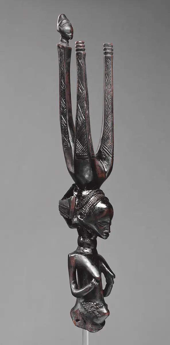 Bogenhalter mit weiblicher Figur