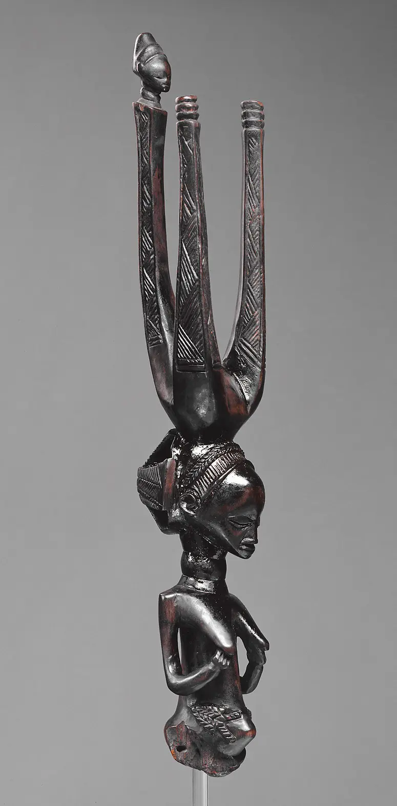 Bogenhalter mit weiblicher Figur
