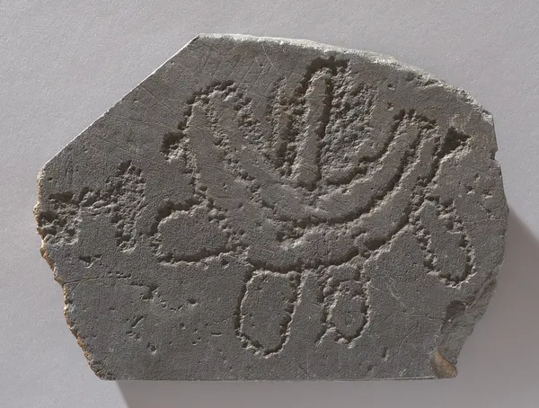 Felsgravierung: Schürze?