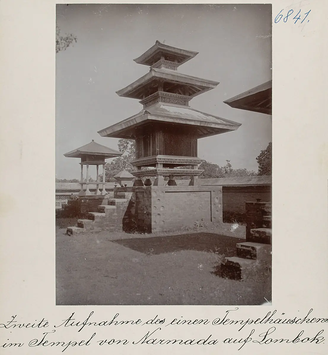 Zweite Aufnahme des einen Tempelhäuschens im Tempel von Narmada auf Lombok