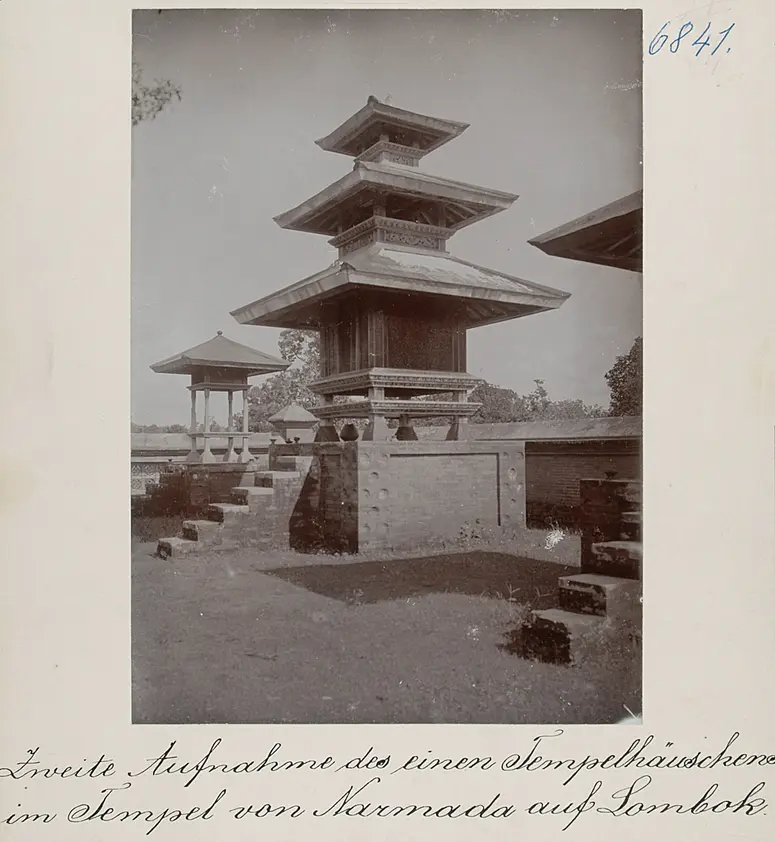 Zweite Aufnahme des einen Tempelhäuschens im Tempel von Narmada auf Lombok