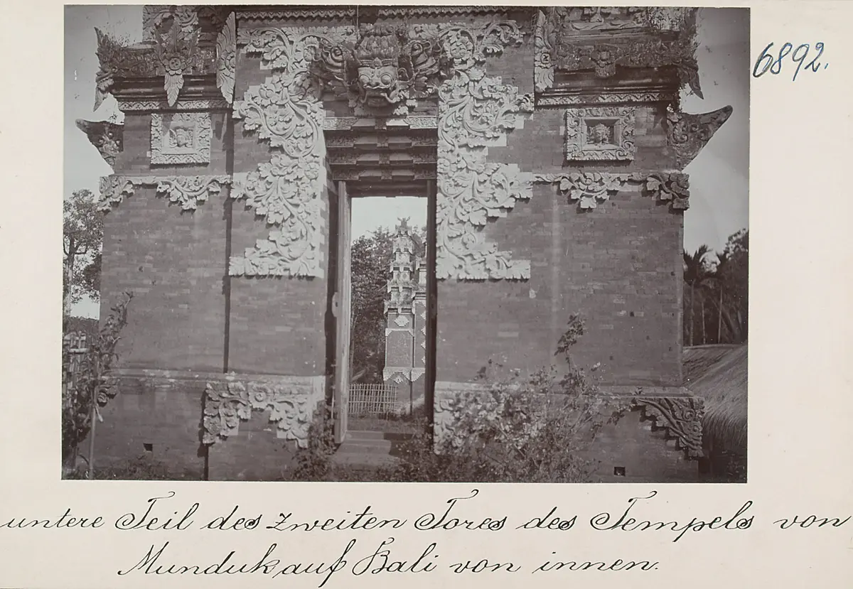 Der untere Teil des zweiten Tores des Tempels von Munduk auf Bali von innen
