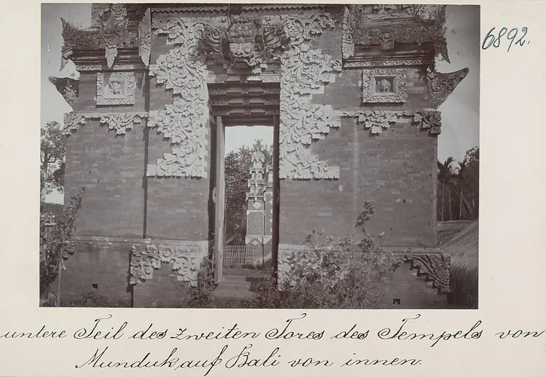Der untere Teil des zweiten Tores des Tempels von Munduk auf Bali von innen