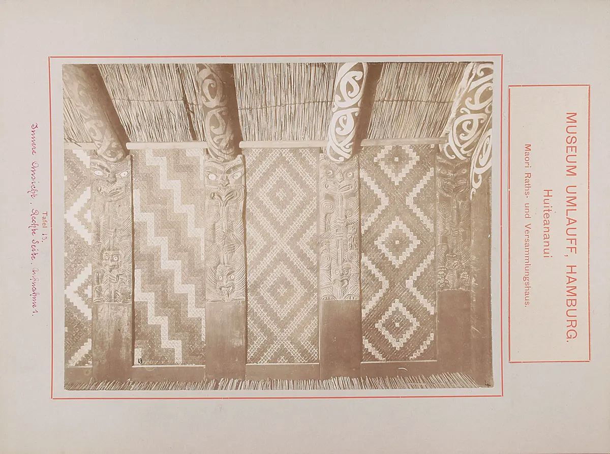 Museum Umlauff, Hamburg. Huiteananui, Maori Raths- und Versammlungshaus: Tafel 13. Innere Ansicht, Rechte Seite, Aufnahme 1