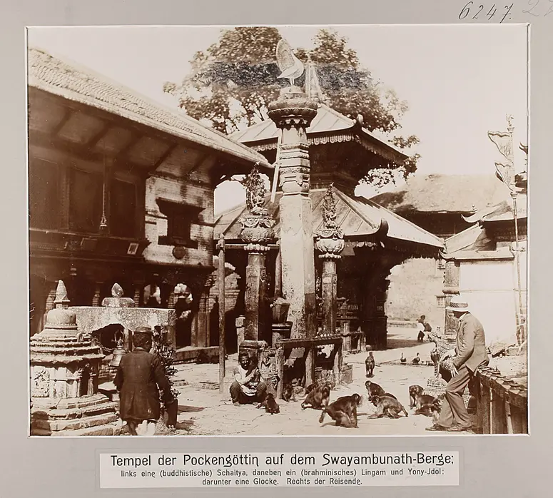 Tempel der Pockengöttin auf dem Swayambunath-Berge; links eine (buddhistische) Schaitya, daneben ein (brahminisches) Lingam und Yony-Idol; darunter eine Glocke. Rechts der Reisende