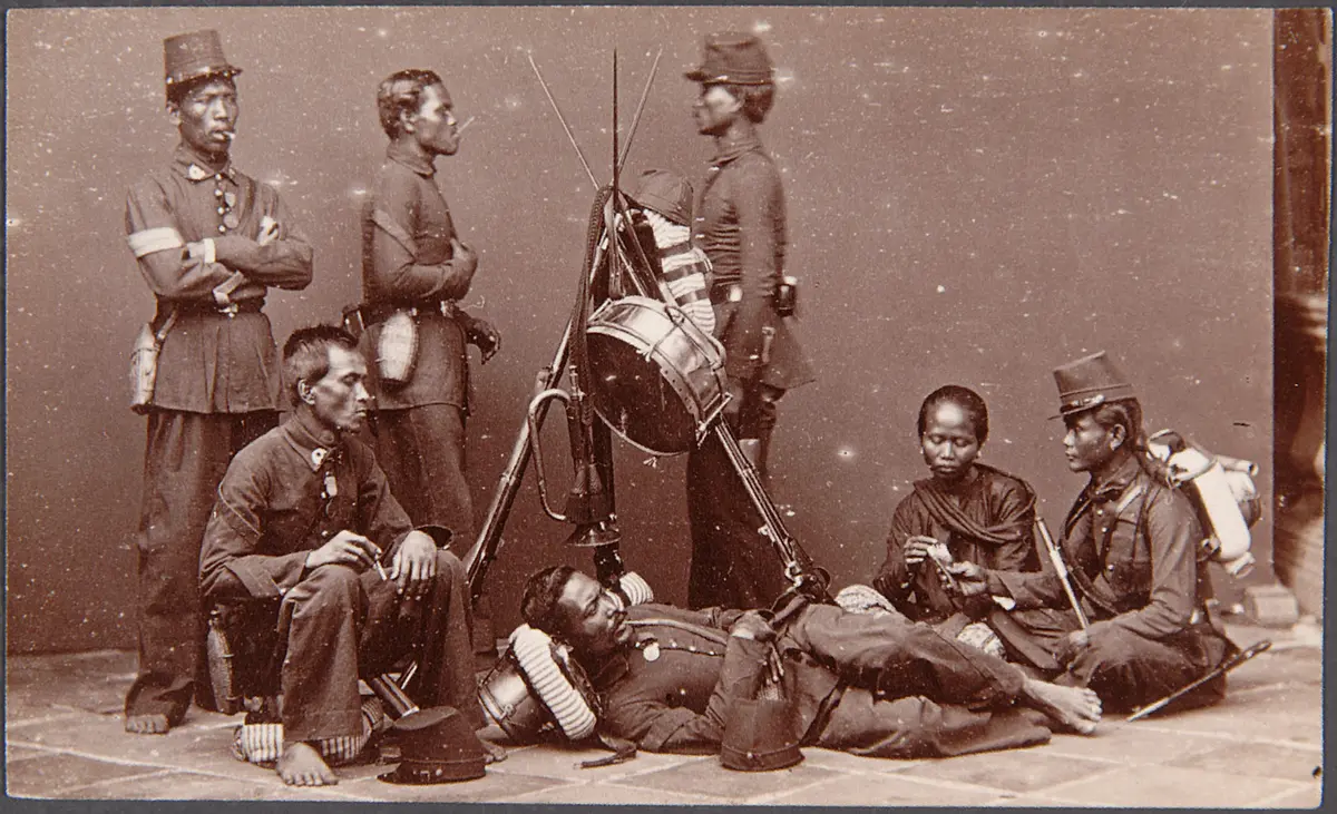 Einheimische in holländischer Soldatenuniform