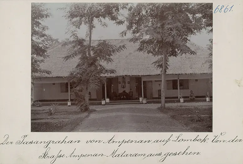Der Pasangrahan ( Rasthaus ) von Ampenan auf Lobok, von der Strasse Ampenan - Mataram aus gesehen