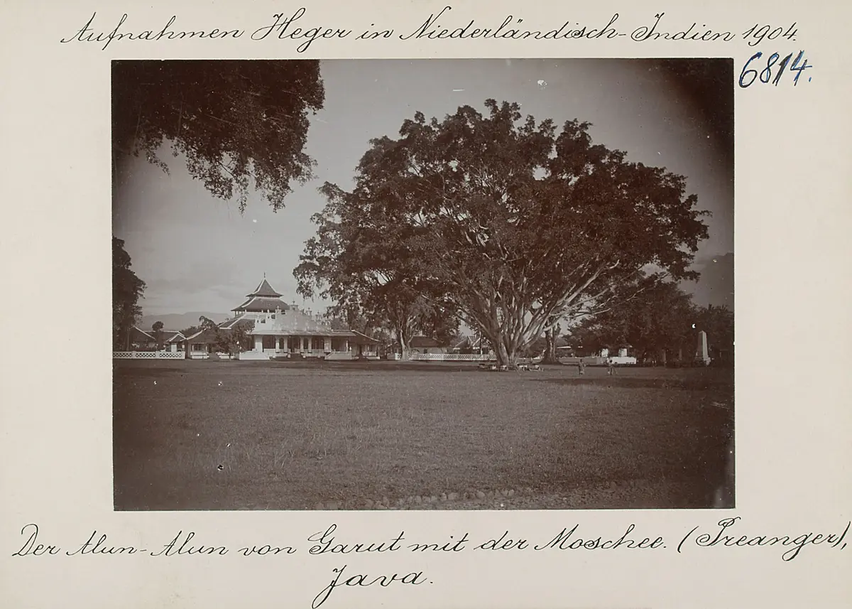 Der Alun-Alun von Garut mit der Moschee. (Preanger), Java