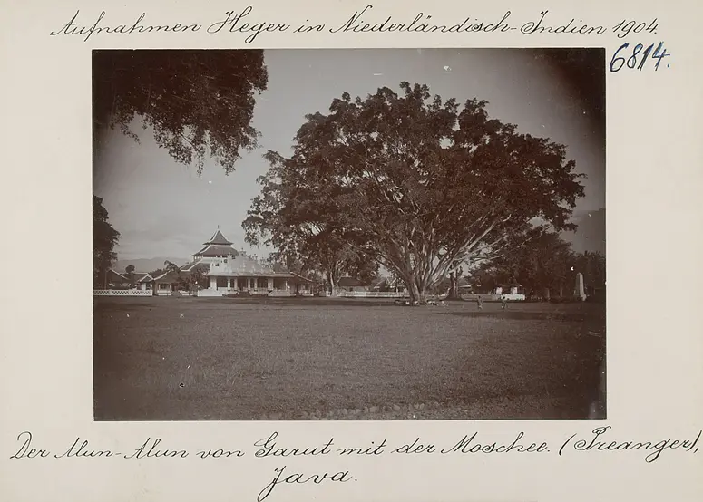 Der Alun-Alun von Garut mit der Moschee. (Preanger), Java