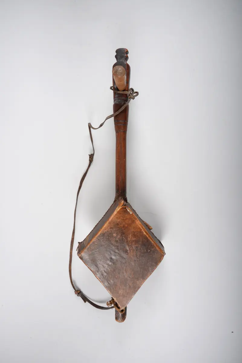 Instrument: Laute mit Bogen