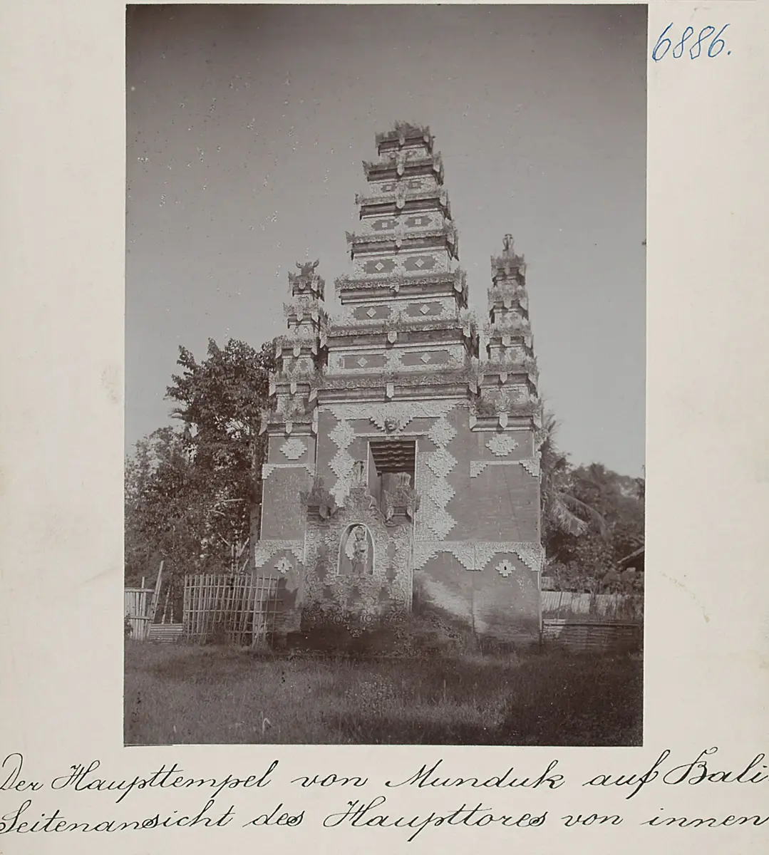 Der Haupttempel von Munduk auf Bali. Seitenansicht des Haupttores von innen