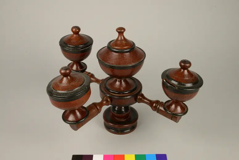 Schminkbehälter mit Deckel