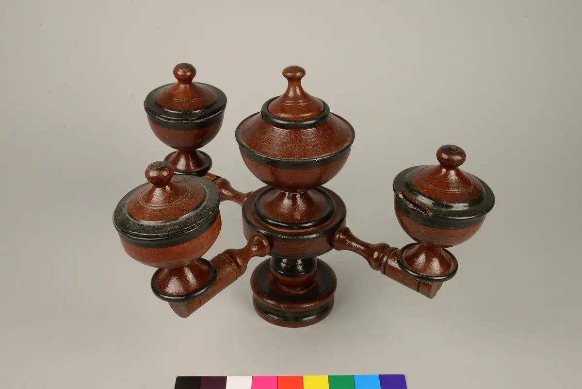 Schminkbehälter mit Deckel