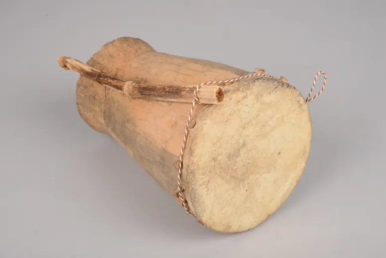 Instrument: Handtrommel mit Stab