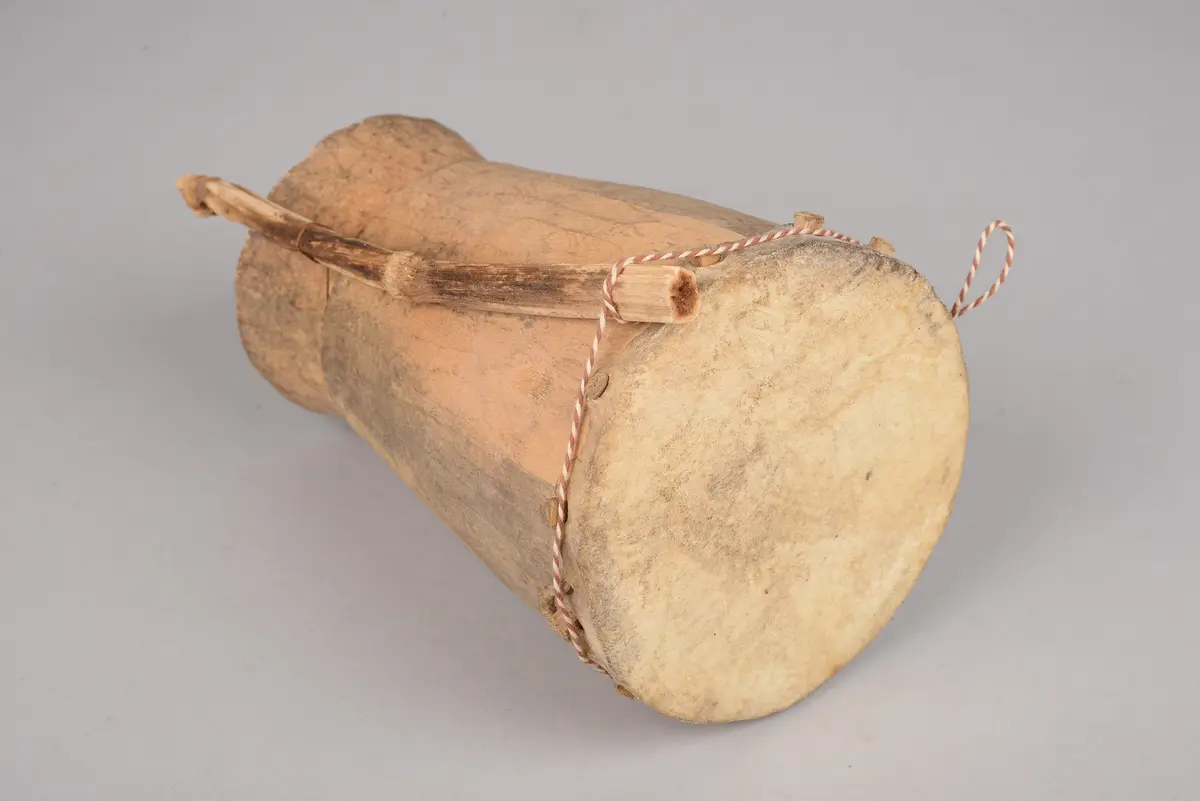 Instrument: Handtrommel mit Stab