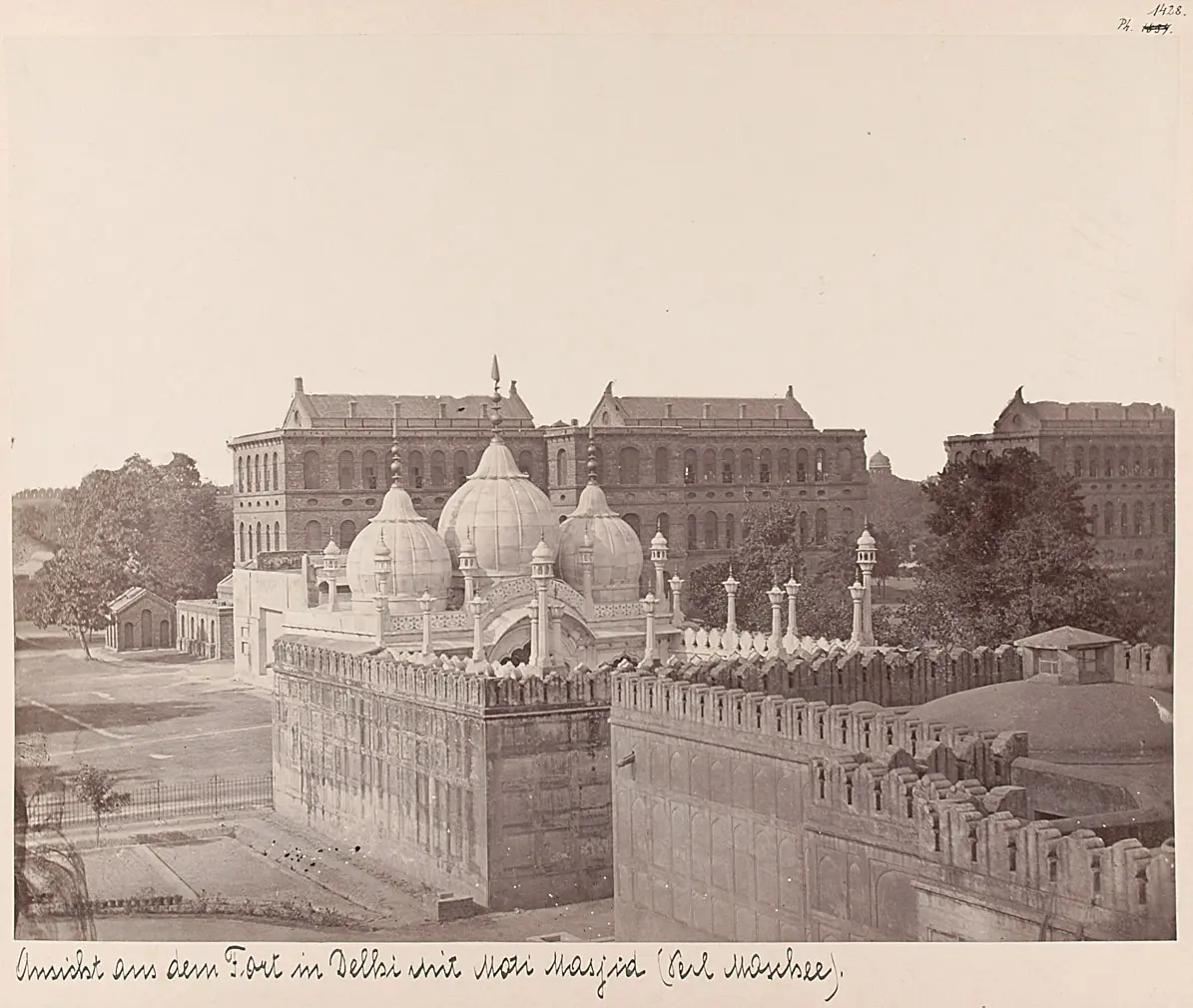 Ansicht aus dem Fort in Dehli mit Moti Masjid (Perl-Moschee)