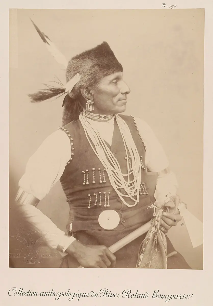 Standing Bear - Montchou-Naji, Krieger, Profilansicht