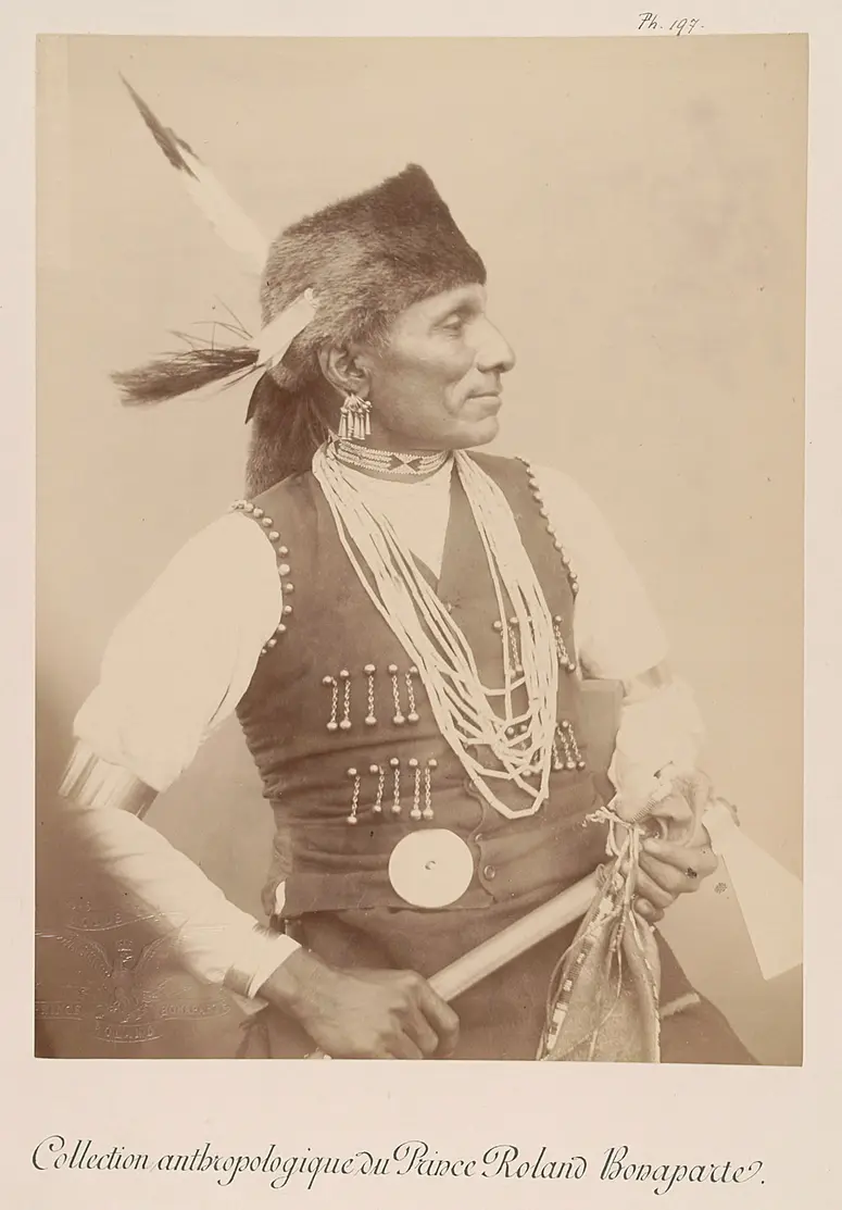 Standing Bear - Montchou-Naji, Krieger, Profilansicht
