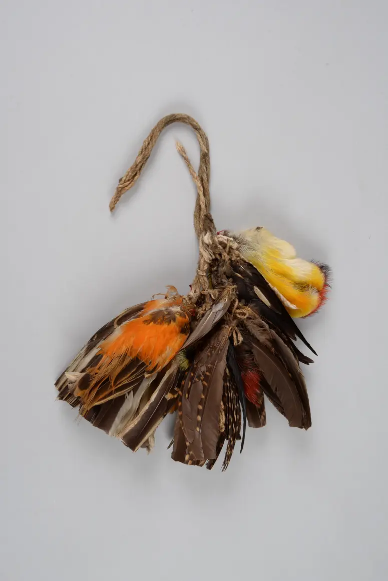 Schmuckanhänger aus Vogelbälgen und Federn