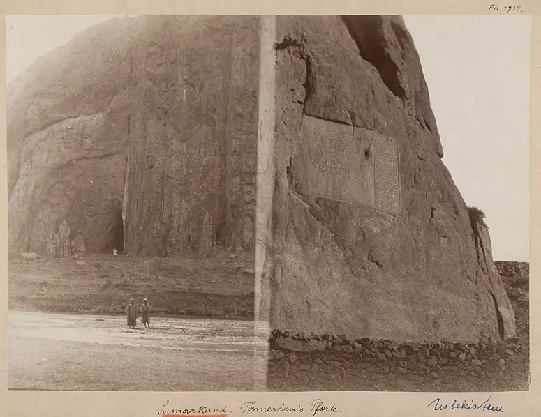 Samarkand: Tamerlan´s Pforte auf dem Weg (Strasse) von Samarkand und Taschkent