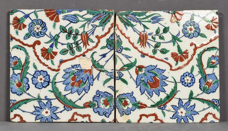 Osmanische Fliese mit Blüten- und Blattrankendekor