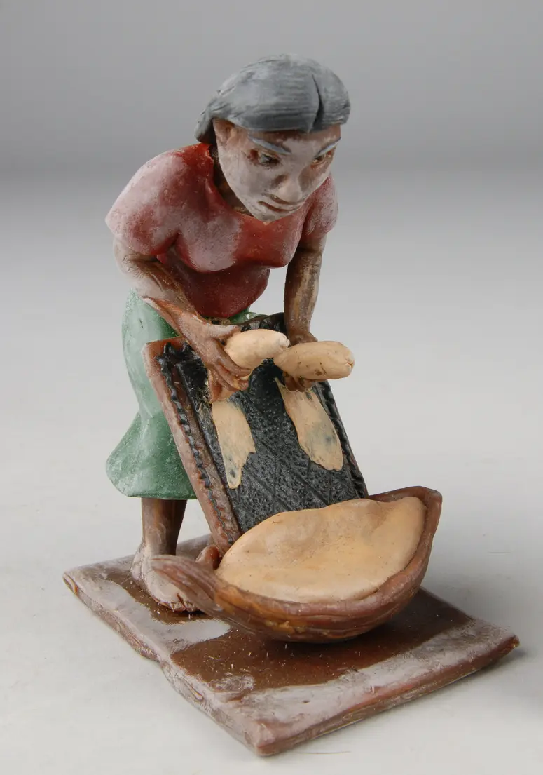 Frau beim Maniokreiben, Figur